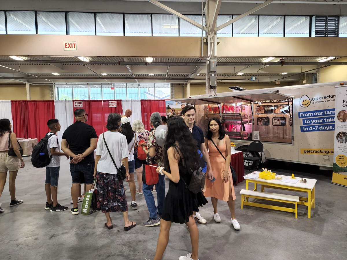 From the actual farm this morning to the Farm <a href="/LetsGoToTheEX/">letsgototheex</a> this afternoon.
Been busy asking egg/hen questions &amp; handing out <a href="/GetCracking/">Get Cracking</a> swag!
Fun to see all the smiling faces again in the big city.