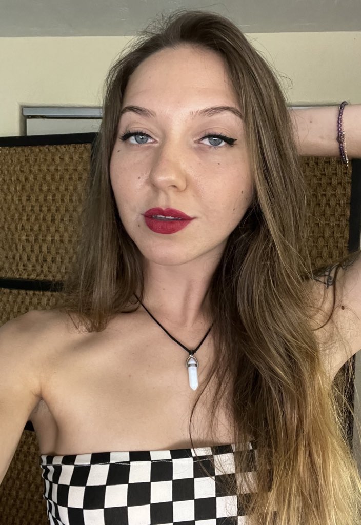 Vote for me in the “Decade Throwback” contest on <a href="/ManyVids/">ManyVids</a> 🤘