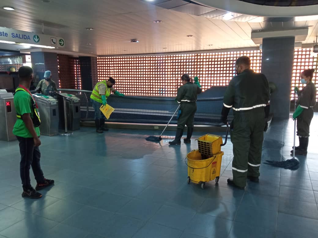 CAMETROVALENCIA's tweet photo. #EnMetro🚇||Atendiendo oportunamente una de nuestras principales estaciones del sistema, @CAMETROVALENCIA desplegó al personal de #ServiciosGenerales en mezzanina y andenes de la #EstaciónMonumental para su debido mantenimiento ✅👷🏼♀️🇻🇪#CongresoNuevaÉpoca https://t.co/E3zF0jhZtz