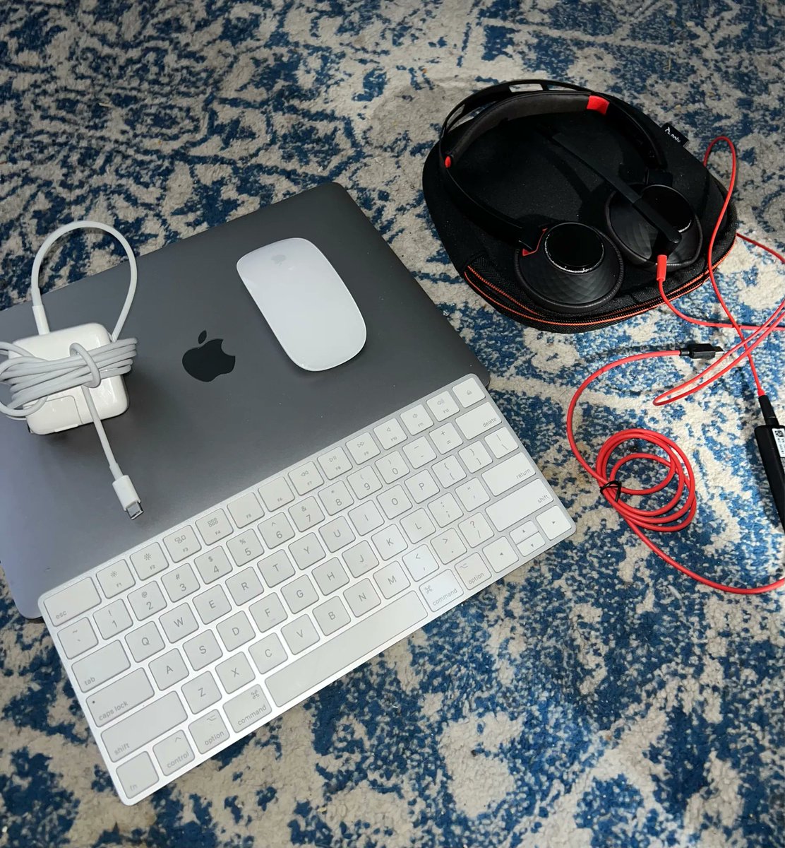Enter our Back to School Tech Giveaway. If you’re a Black person in need you could win a tech package! Check out our MacBook Air package shown here. Enter now buff.ly/3QOGnbZ #txdl #contest