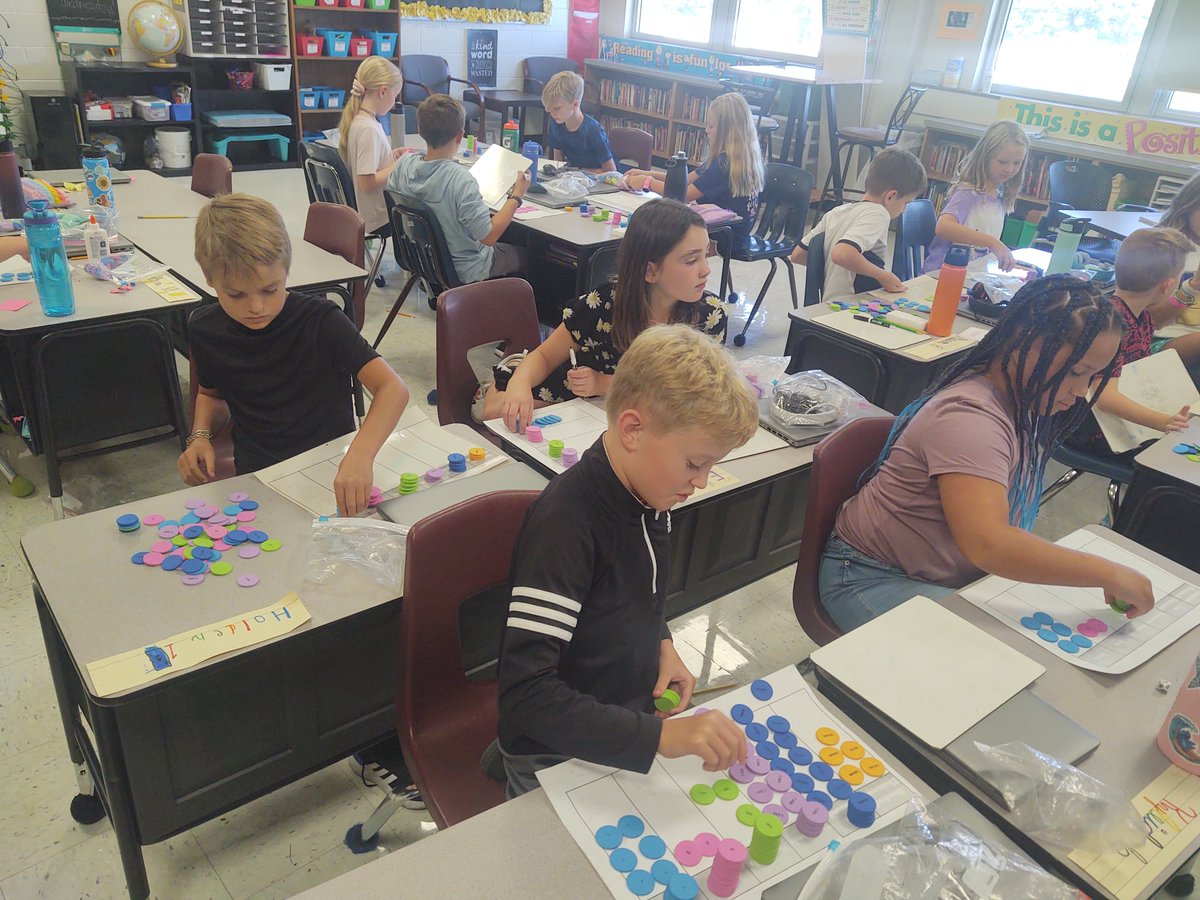 lswardenski4's tweet photo. Fourth Grade had fun learning about place value! #ibtigerpride https://t.co/S2OMU8oia5