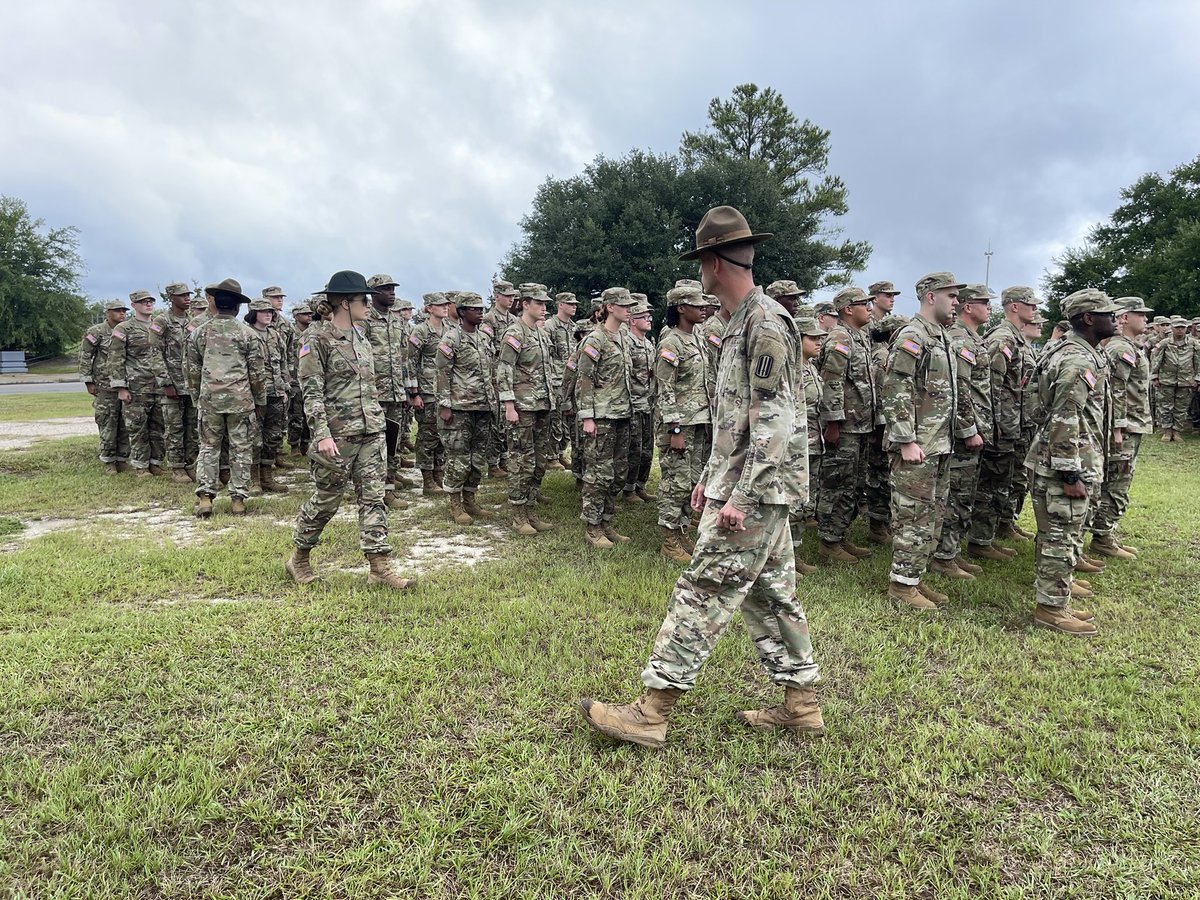 Vicksburg06's tweet photo. Team Vicksburg, families and friends today A Co. picked up new SIT’s (soldiers in training) #Hardwork #Dedication #FirstAtVicksburg #VictoryStartsHere https://t.co/qFAD1DW6sP
