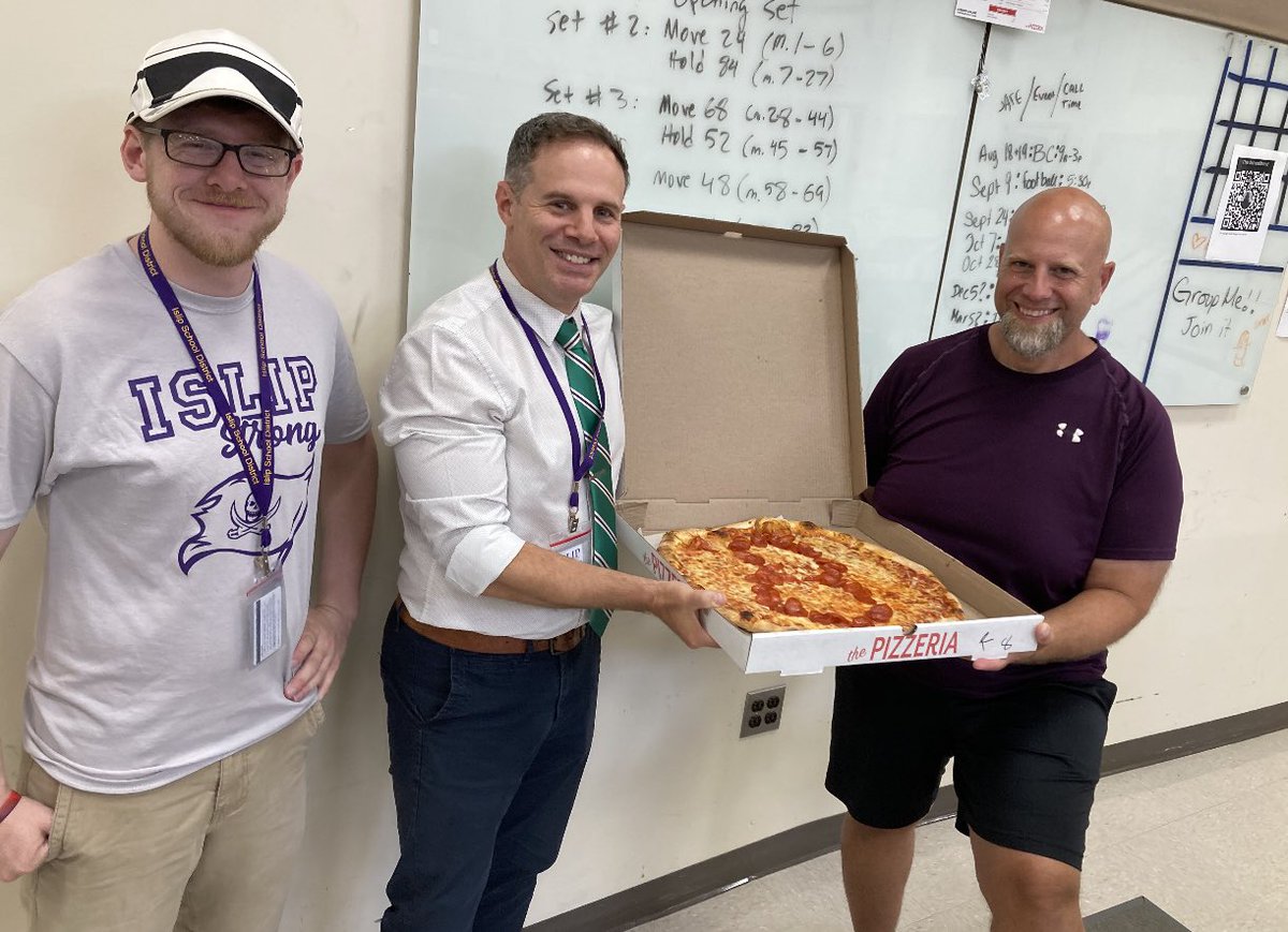 DOHara_IslipSup's tweet photo. @IslipHS students are kicking us off with anonymous acts of kindness. No one seems to know who the Islip 8 are!
#IslipRising #Islip8 https://t.co/Gh9IIIBJbN