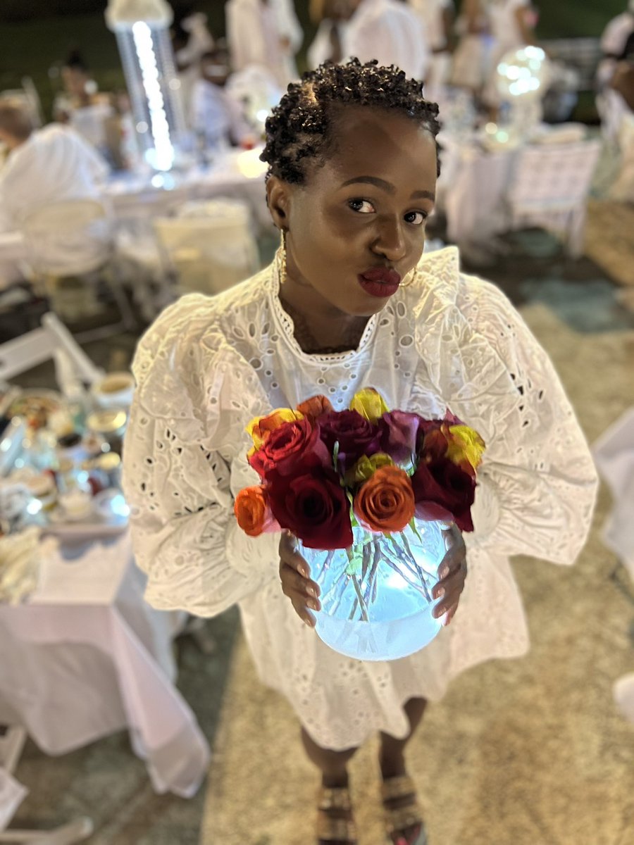 17thletter0's tweet photo. A few of my favorite photos from last night. Such an amazing time with my amazing woman 🥰😍 @brownandbella #dinerenblanc2022 #DinerEnBlanc #debphl22 #debphl https://t.co/Yif252A44g