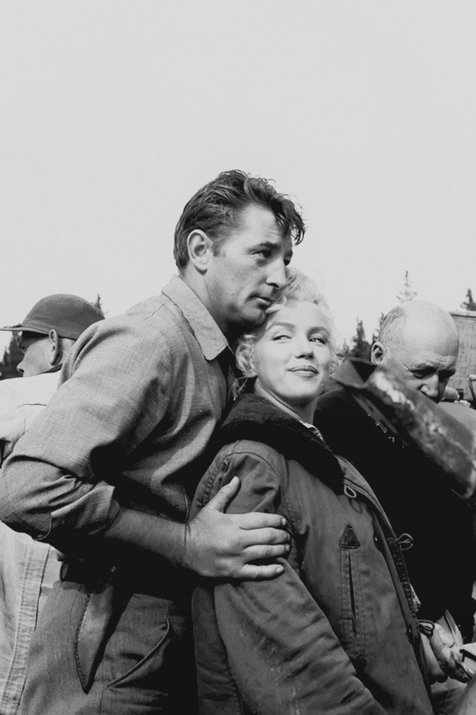 Marilyn with her River of No Return co-star, Robert Mitchum - I love how comfortable they look with each other here 💕

#marilynmonroe #robertmitchum #love #riverofnoreturn #friends