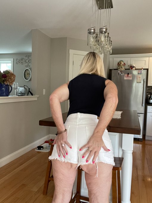 1st 30 people to retweet this photo will get an additional photo in their inbox!!   More content 👇  https://t<a href="/tag/mom"class="tags"><span>#mom</span></a><a href="/tag/nfl"class="tags"><span>#nfl</span></a><a href="/tag/wifelife"class="tags"><span>#wifelife</span></a><a href="/tag/modeling"class="tags"><span>#modeling</span></a><a href="/tag/bbw"class="tags"><span>#bbw</span></a><a href="/tag/mature"class="tags"><span>#mature</span></a><a href="/tag/maturemodels"class="tags"><span>#maturemodels</span></a>