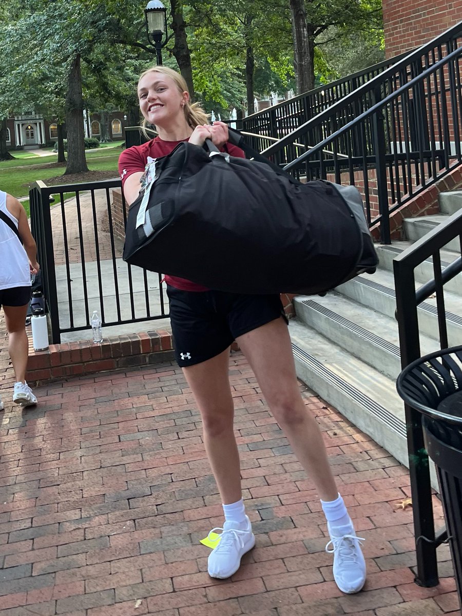 ElonWBasketball's tweet photo. Had a great time helping out at #ElonMoveIn today! Beyond excited to have everyone back on campus!

#PhoenixRising https://t.co/bPWUqKXv1a