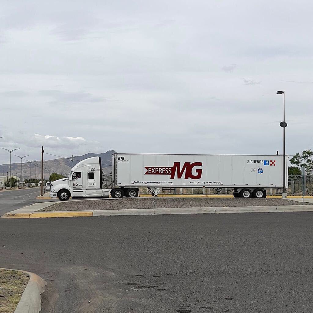 ExpressMG's tweet photo. ¡Se siente que ya es viernes!
Les compartimos la foto de la semana por parte de la #FamiliaExpressMG. 
🤩

#ExpressMG #TransporteDeCarga #Paquetería https://t.co/nYSrUIzFOk
