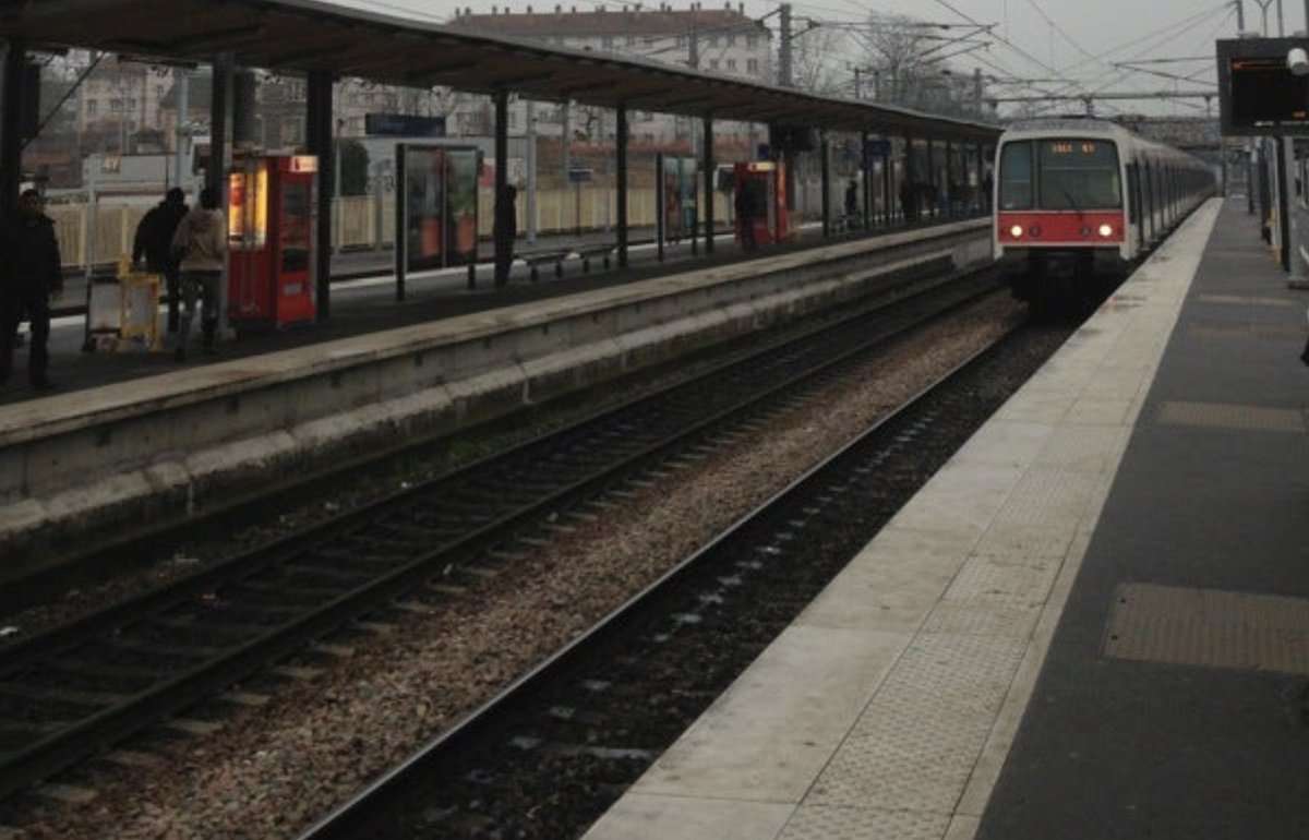 AFinchTweets's tweet photo. Here’s a story about something that happened 80 years ago today. It begins at what’s now an RER French railway station. The RER is like the metro but takes you a little further out of Paris. Not that far, mind you. This is less than 7 miles from Notre Dame. 1/ https://t.co/92d9xl6Y1r