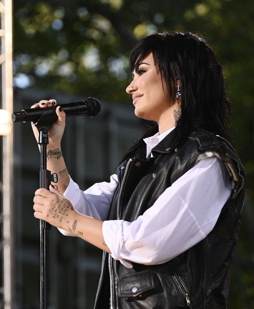 lortinalow's tweet photo. My baby is so cute 🥹🖤🎸🤘🏼 #DemiOnGMA #HOLYFVCK #ImAHOLYFVCK #FINALLY29 #EATMEAsIAm #DL8 https://t.co/HxzOjQcK72