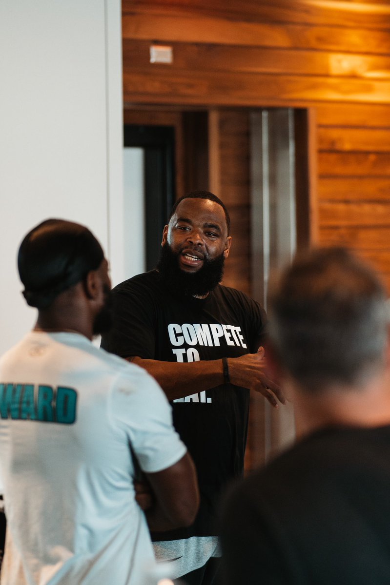 CoastalFootball's tweet photo. Thank you to @Shep71 for coming & speaking to our team today!
#STRIKETHESTONE | #BEL1EVE | #TEALNATION | #COMPETETOEAT https://t.co/8ZYMOGcl8w