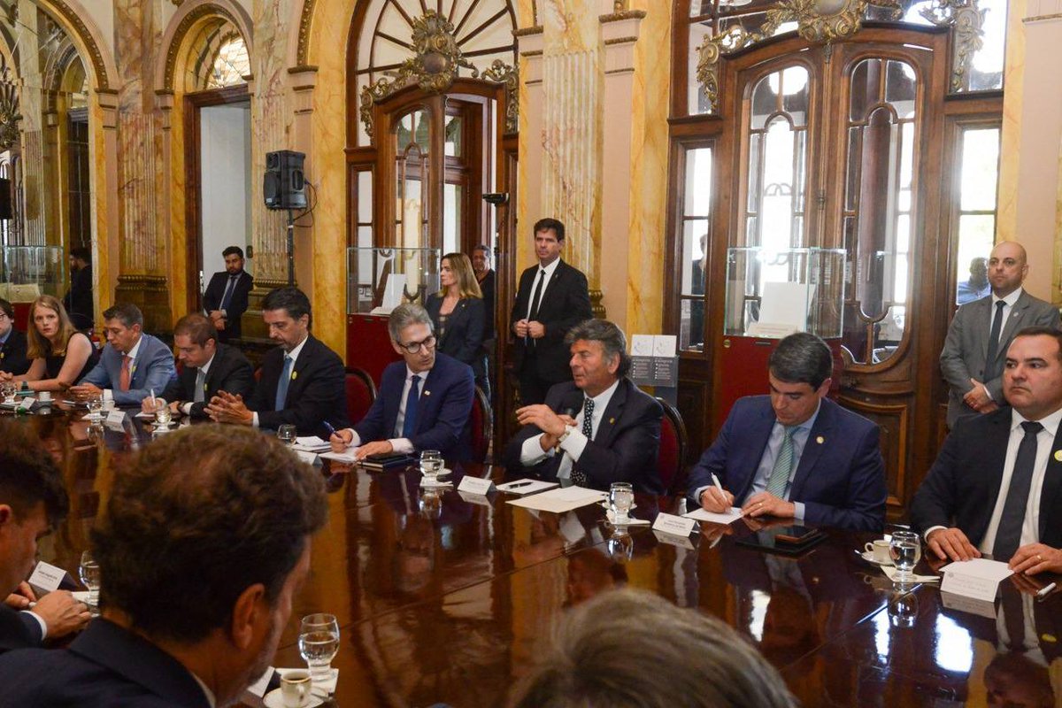 Tivemos, em Belo Horizonte (MG), mais uma reunião para avançarmos nas negociações de um acordo justo para a população, a União e os estados, todos atingidos pela tragédia de Mariana.

(📷 Dirceu Aurélio / Imprensa MG)