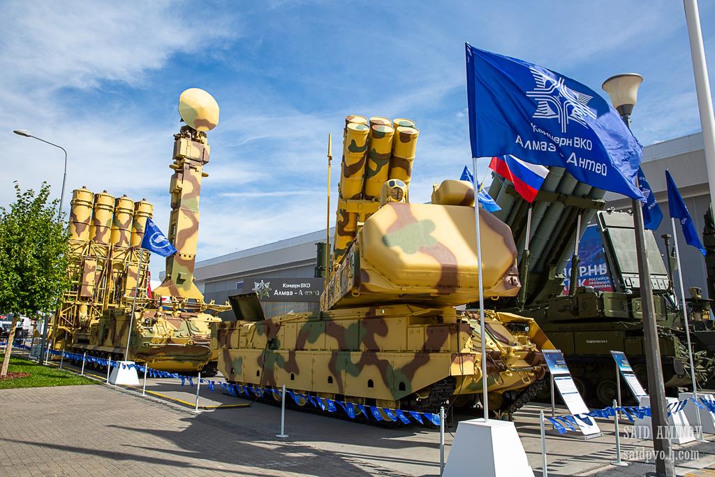 mahmouedgamal44's tweet image. Export Verison of the Russian Viking air defense missile system on display at #Army2022
Notice the new appearance of 9S38E target acquisition radar based on wheeled tracked chassis and integration of 9A383E TELAR which increases the maximum engaging range of the ADMS to 100km.