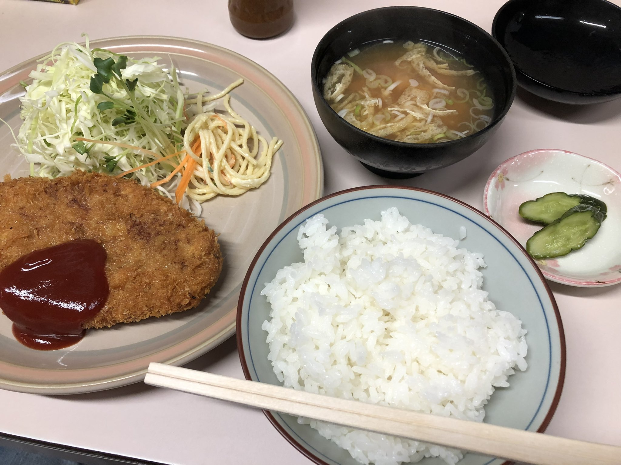 旅空釣男 住宅地の中で営業している定食屋さんのメンチカツ定食750円 ここの味噌汁はその都度小鍋で作ってくれるのでホント美味しい T Co Z1yus2we3q Twitter
