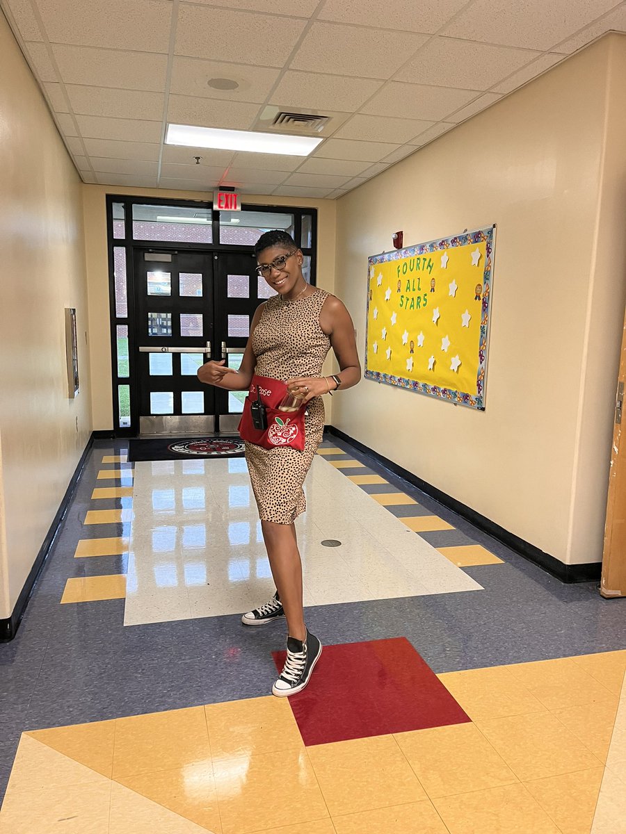 CarolynH_EdS's tweet photo. Our principal @DrRoseToomerRES is styling with her work attire. She checks on us in the mornings to make sure we have everything we need. We β€οΈ you!! @RES_Royals #ourprincipleROCKS #supercute #allfiguredout https://t.co/0A73CsgKRA