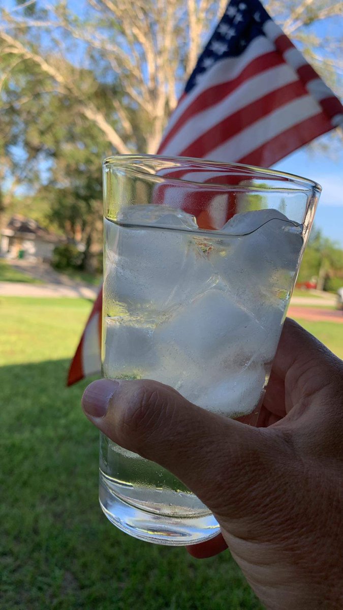 CarlSanson's tweet photo. Cheers to all the Pirates 🏴‍☠️🇺🇸✌️🏴‍☠️@radiopirate #freestylethursday #enviedechierstory 😂💩 https://t.co/2aEP2adl3h