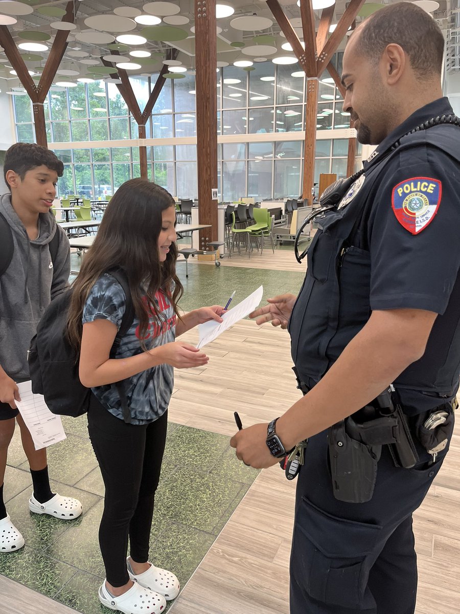 KingwoodMSDrama's tweet photo. The best part of our #7thGradeAVID day was a spontaneous visit with 👮🏽♀️Officer Daniels for our 🤝handshake assignment! He even gave them some tips to help! #KMS1ofaKind @HumbleISD_AVID #KMSCougarPride https://t.co/UOhtBEiTBn