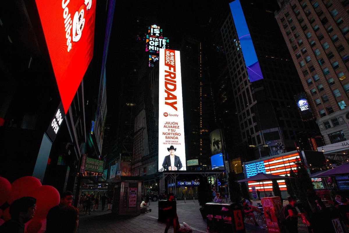 julionalvarez's tweet photo. #TimesSquare #ny estamos de regreso.  GRACIAS #Spotify por hacerlo posible #quetevayabien https://t.co/iiX229R7eD
