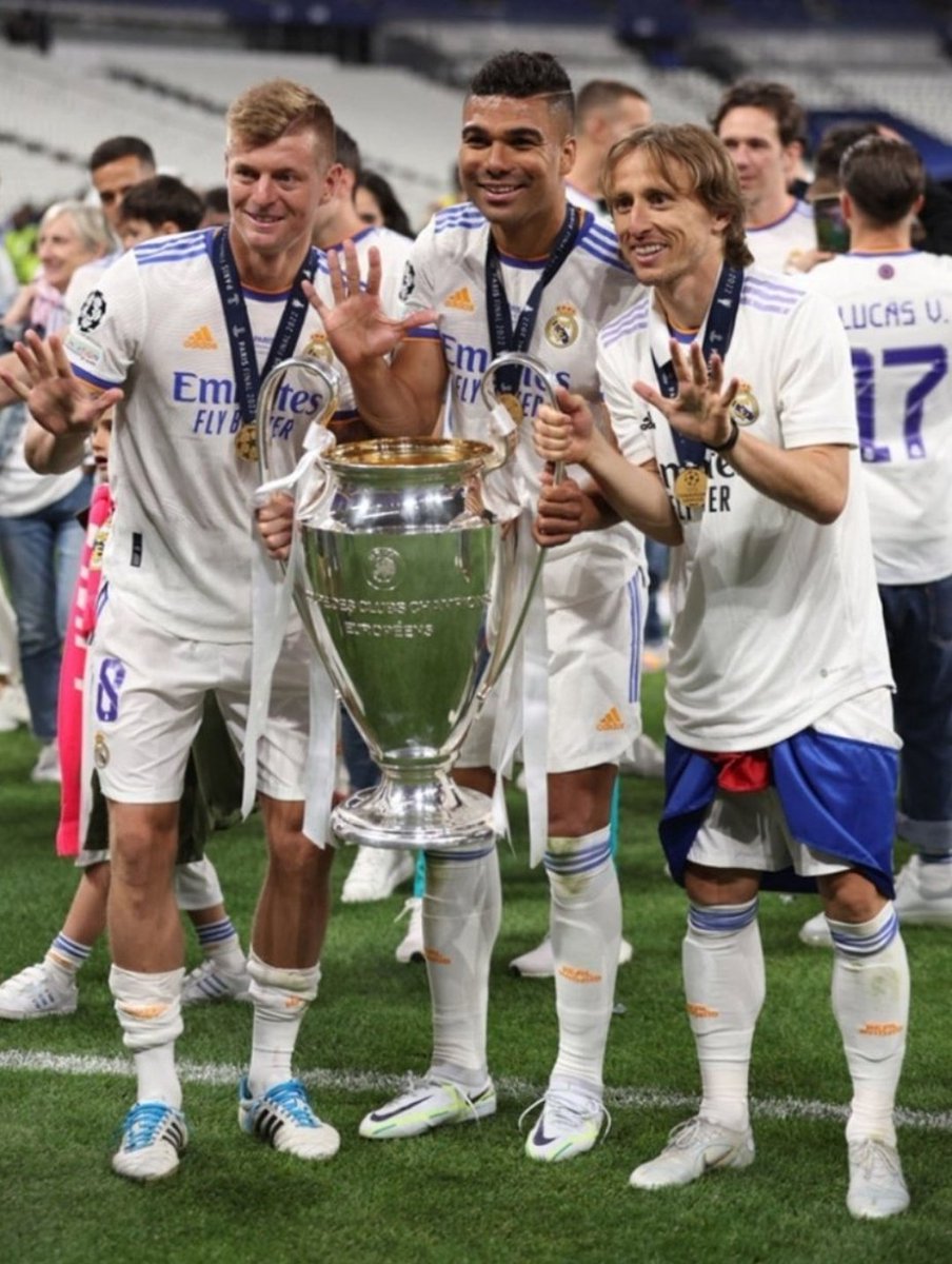 jcalzas's tweet photo. Me jode que se vaya un mito como Casemiro. Por él y porque supone el final de la CMK. Difícil repetir algo parecido y con tantos éxitos.  #Eltriangulodelasbermudas https://t.co/cP6HfepXrY