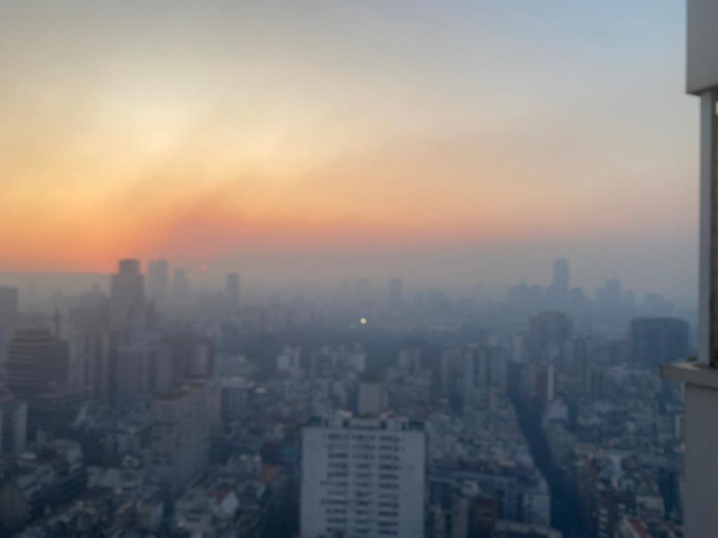 solebarruti's tweet image. El agronegocio no solo nos convirtió en un experimento a cielo abierto, además nos volvió un crematorio. El humo que tapa ahora la Capital Federal y nos hace difícil respirar viene de animales, plantas, tierra viva ardiendo para que un puñado de empresarios rurales hagan dinero.