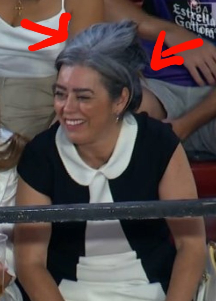 micari76's tweet photo. Muy guapa Cris...😍 pero que la pasa en el pelo a la señora??🤔 https://t.co/8xEGwVcqSc