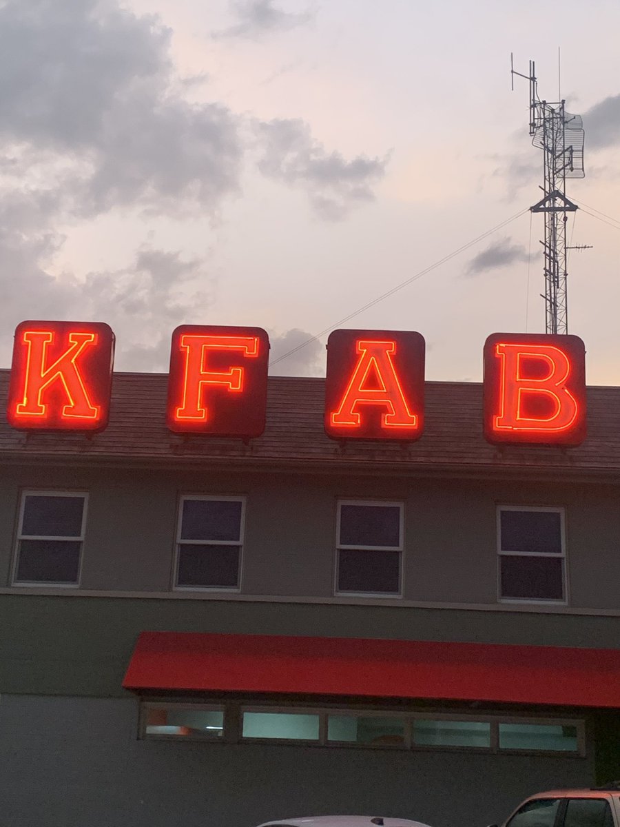 FlaxbeardMark's tweet photo. #ThingsAreLookingUpOmaha! 27th Edition. Neon Nights in Midtown. #Omaha #GoOmaha #KFAB #Dundee #Happiness @elonmusk @Jean_Stothert @jaflax @Joe_Flax @flaxbeer @LaineyFlax https://t.co/SjUJOwEd5s