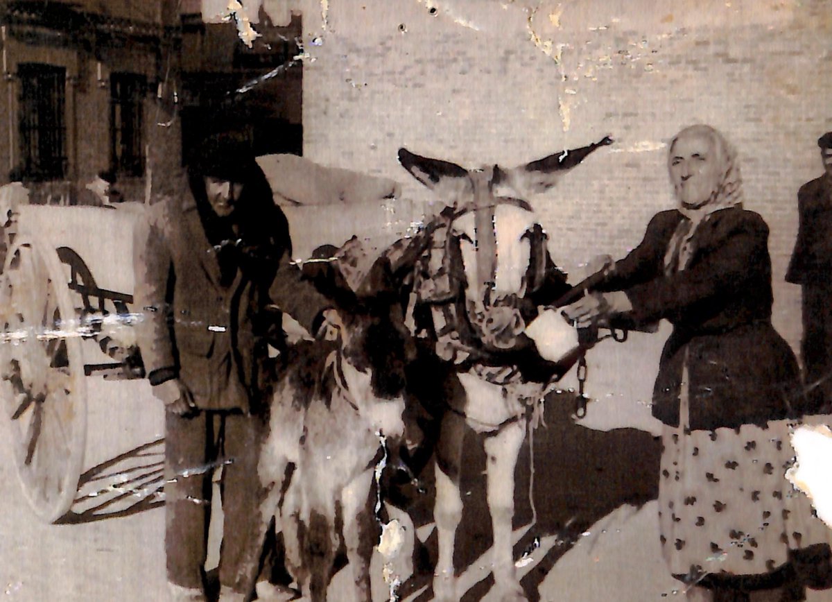 HortalezaPV's tweet photo. Menudo tesoro hemos encontrado en la fantástica web de @memoriademadrid 

La foto se titula 'Traperos de #Hortaleza' y es de aproximadamente 1940

"La señora María y su marido el Tío Piloto, con su carro, eran personas muy populares en el antiguo pueblo" https://t.co/Lt6FD0YWv5
