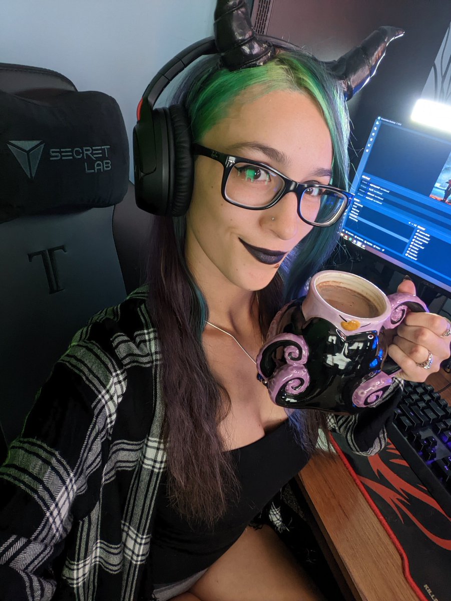 MarvelousDragon's tweet photo. Hey Friday Everyone! We ready for #LurkIt Friday? Great! Diving into the new world of #StolenRealm! https://t.co/rVGU0yVXF8
#Witchy #DragonCutie #FemaleStreamer #TwitchAffiliate #RayBan #SecretLab #Piercings #Ursula #HotChocolateMug https://t.co/2V0MxZ7n6O