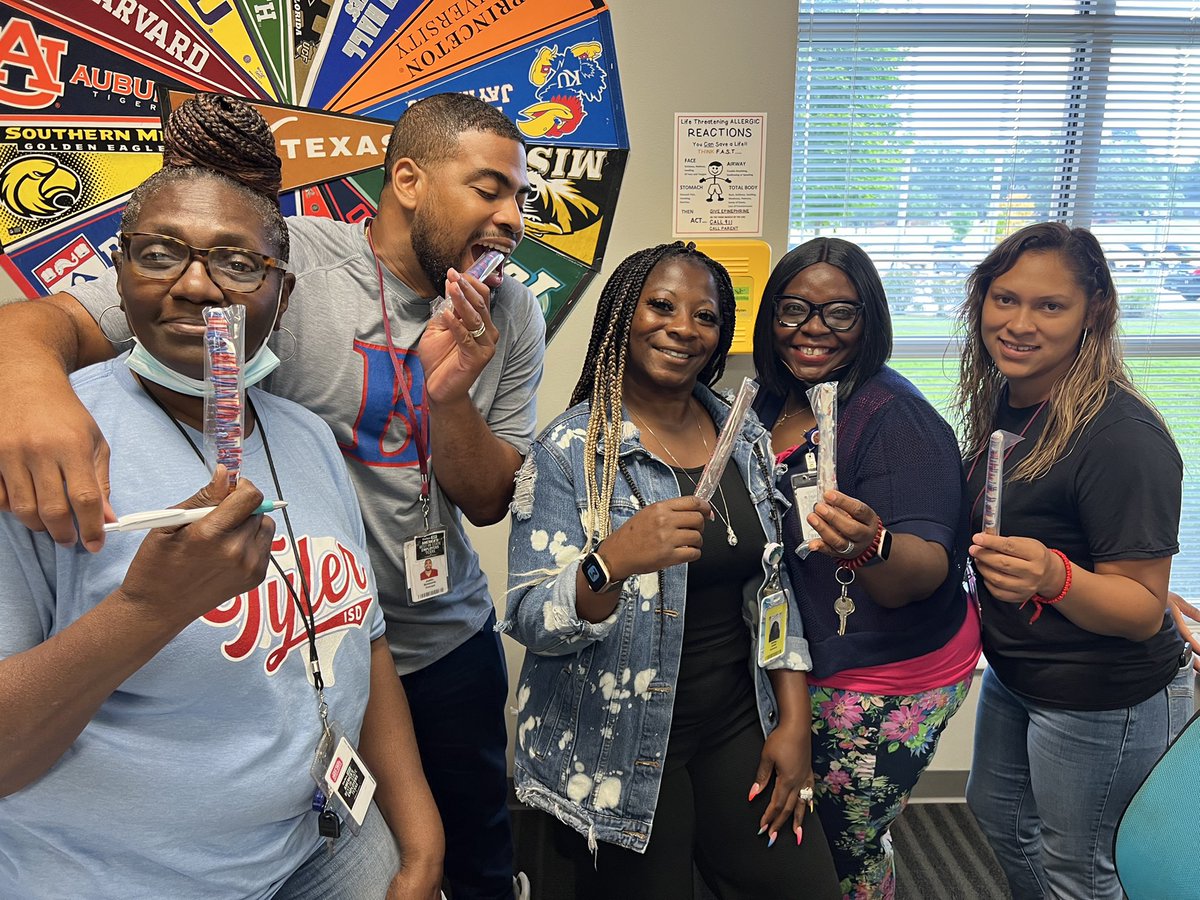 JDSimmsOfETX's tweet photo. The A-Team has a tendency to spoil, especially when its the most deserving faculty and staff on this side of Heaven. #VikingNation #Week1Down #ATeamLoveTheStaff #DippedPretzel. โ๏ธโ๏ธ๐๐โ๏ธโ๏ธ https://t.co/v4h1EPyr6V