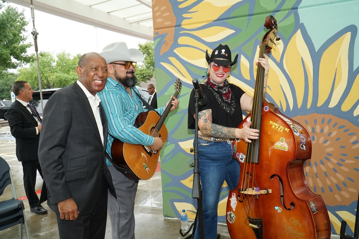 The Denver Harbor community played an important role in sharing their voice on a special mural that was commissioned for the Denver Harbor Multiservice Center which was painted by local artist David Maldonaldo and unveiled today. Honored to join CM <a href="/Karla4Houston/">Karla Cisneros</a> and others.