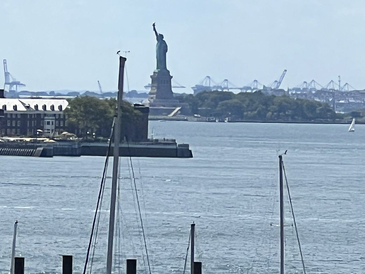 akamikki08's tweet photo. Lady Liberty out here wondering if we gonna keep this democracy? #VoteBlueToSaveDemocracy
#DemocratsWillSaveAmerica
#VoteBlueIn2022 https://t.co/FHcNmLiHHM