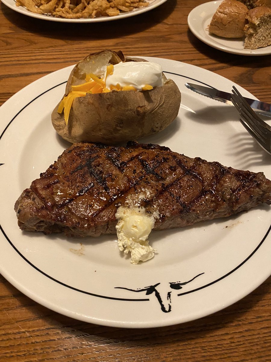 NASA_study's tweet image. おはようございます！
昨日は皆んなのフライトより一足早く着いて、ヒューストンのダウンタウンでステーキ食べました！
店員さんは（Twitterの評判よりずっと）優しかったです☺️