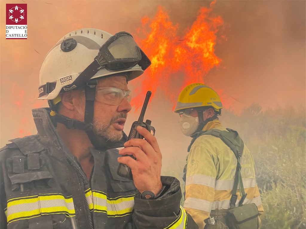 BombersDipcas's tweet photo. Acabamos el quinto día de #IFBejís con buen sabor de boca, pero sin bajar la guardia y con todo el dispositivo trabajando plenamente. La evolución hoy ha sido más positiva pero el incendio sigue activo. Imágenes de los frentes de El Toro y Cueva Santa. #Seguimostrabajando 💪 https://t.co/8yxCZqZuPU