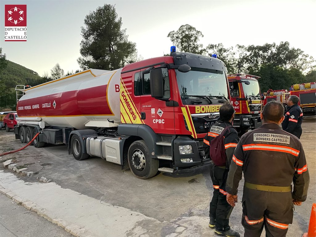 BombersDipcas's tweet photo. Acabamos el quinto día de #IFBejís con buen sabor de boca, pero sin bajar la guardia y con todo el dispositivo trabajando plenamente. La evolución hoy ha sido más positiva pero el incendio sigue activo. Imágenes de los frentes de El Toro y Cueva Santa. #Seguimostrabajando 💪 https://t.co/8yxCZqZuPU