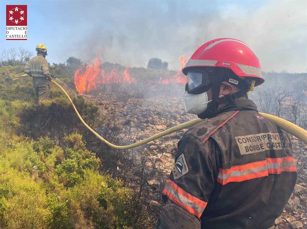BombersDipcas's tweet photo. Acabamos el quinto día de #IFBejís con buen sabor de boca, pero sin bajar la guardia y con todo el dispositivo trabajando plenamente. La evolución hoy ha sido más positiva pero el incendio sigue activo. Imágenes de los frentes de El Toro y Cueva Santa. #Seguimostrabajando 💪 https://t.co/8yxCZqZuPU
