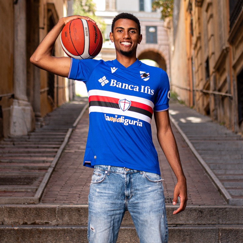 sampdoria_en's tweet photo. 📣 | FANS
#Canka, a Samp fan in the #UCLA: "I'm now dreaming of the NBA." 🏀
🔵⚪️🔴⚫️⚪️🔵