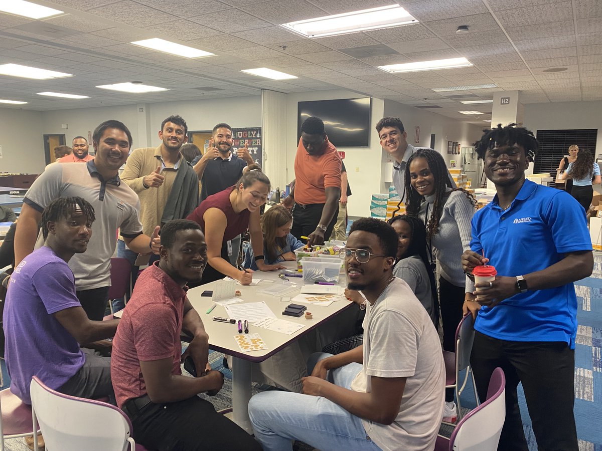 Applied4Good's tweet photo. Our New Hires packed 200 supply kits for new @ManorISD teachers to help them kick off the year! In addition to supplies, each packet contained an encouraging note to show our appreciation! #BackToSchool https://t.co/kvtYG79JIa