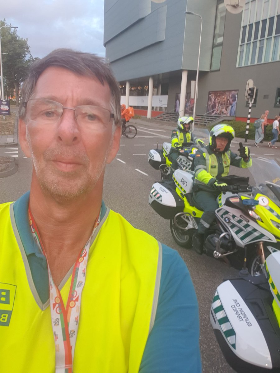 framacile's tweet photo. Op de dienstmotor al de Giro en de Tour de France begeleid in Nederland. Inmiddels pensionado maar ook de Vuelta bijgeschreven nu als motard/verkeersregelaar in Utrecht. Alle grote rondes bij geweest. Veel oud-collega's gedag gezwaaid. #vuelta2022 https://t.co/E95MClBtYJ