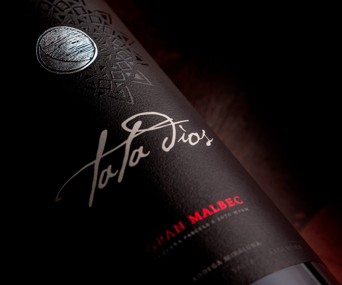 Nuestro Tata Dios Gran Malbec, elaborado con racimos seleccionados, pasa 24 meses (12+12) en barricas de primer uso de roble francés y luego reposa un año en botella. Complejidad, elegancia y equilibrio son solo algunos de sus atributos. 
   Próximamente nueva añada 2017 🔜🍷