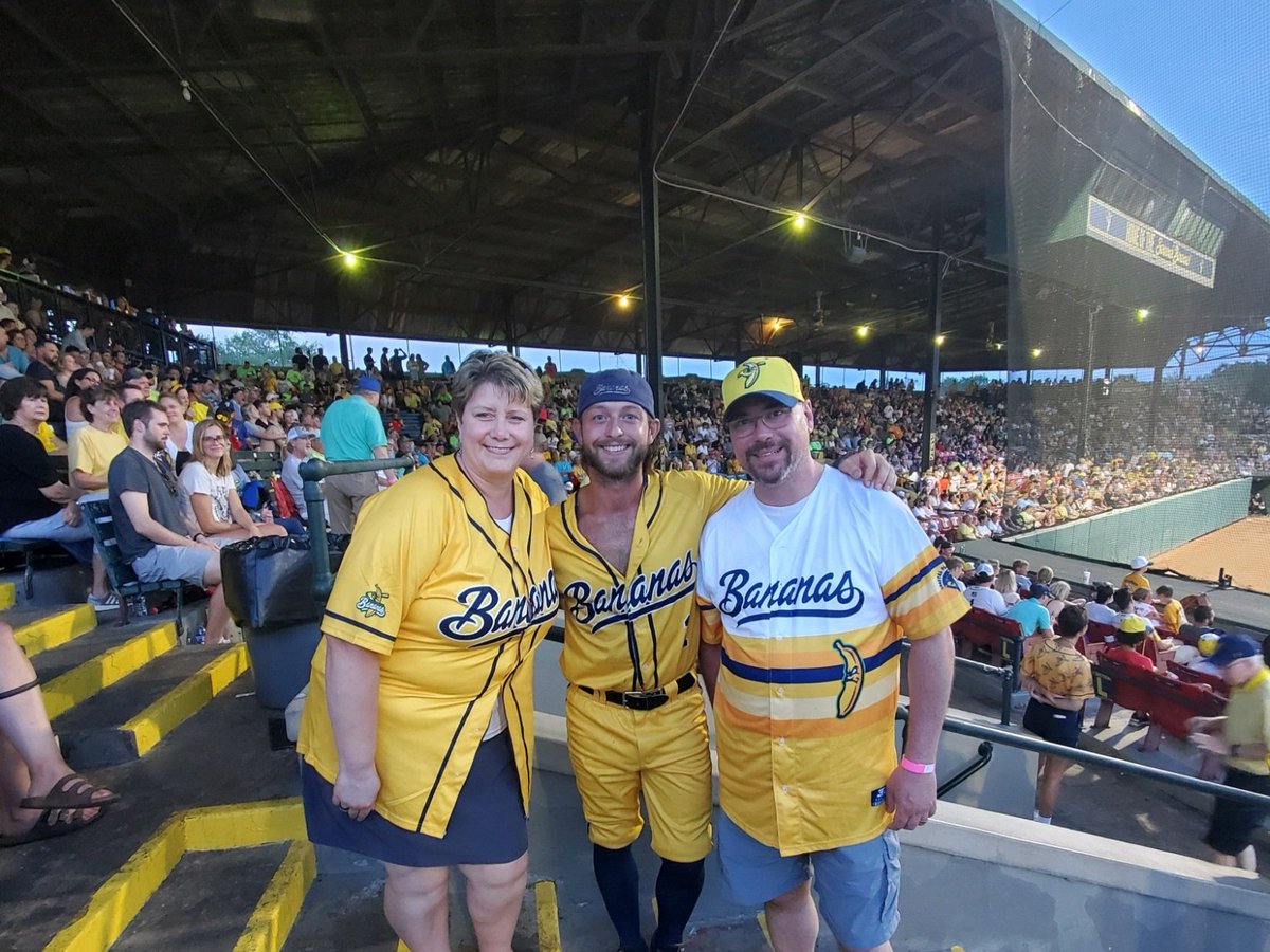 TerriBelKop's tweet photo. @TheSavBananas Looking forward to watching the game and Bananaland!! Especially @bleroy28 &amp; @TheSavBananas https://t.co/V6KedBcgTy