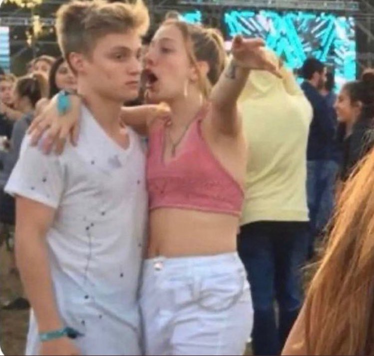 es una chica muy joven que se lia con tres hombres distintos un verano y se queda embarazada, pero no sabe de cual de todos es, total que la hija crece sin saber quien puede ser su padre, así que un día la hija encuentra su diario e invita a los tres posibles padres a la boda