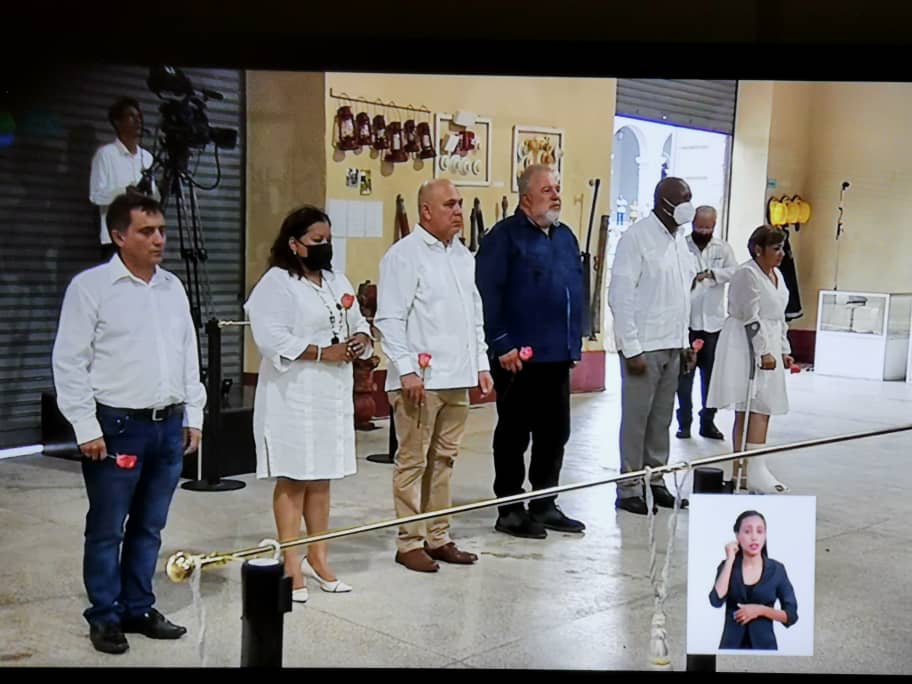 DrRobertoMOjeda's tweet photo. Rendimos sentido homenaje a los caídos en el cumplimiento del deber en el incendio de #Matanzas. #CubaHonra https://t.co/6rqxfWnJQL