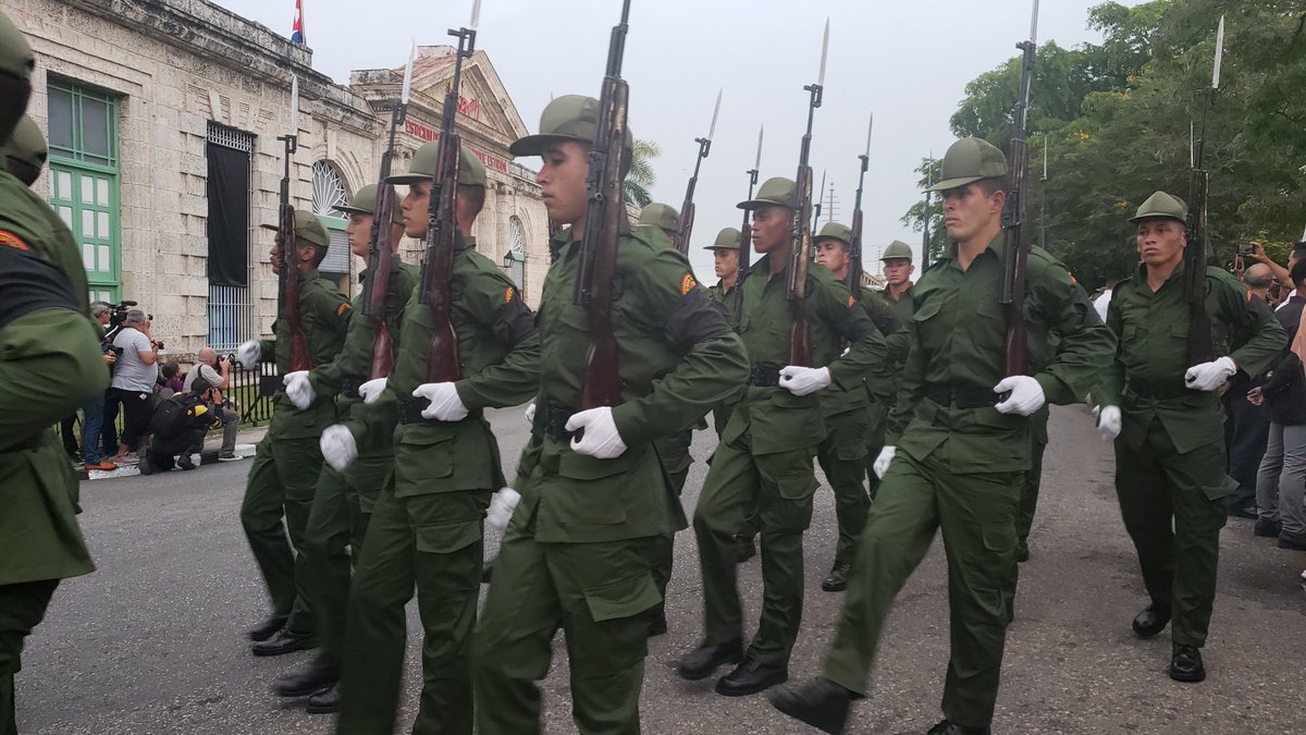 Traslado del cortejo fúnebre hacia el panteón de los caídos por la defensa en el cementerio de la ciudad de Matanzas. #CubaHonra
