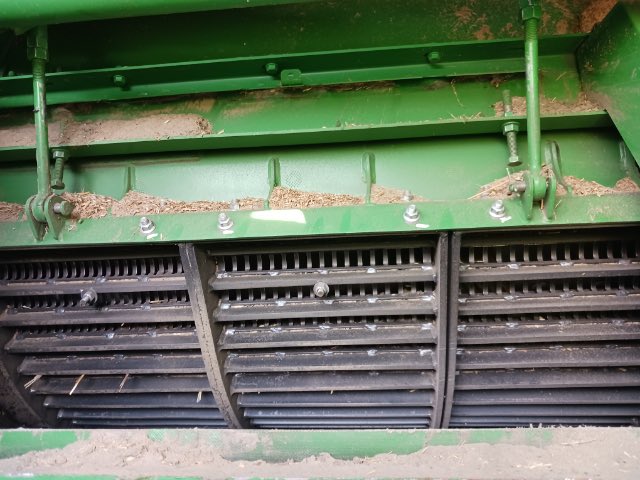 Can anybody help me out and tell me if these are in fact Howard concaves. And can anybody let me know how they would do in wheat, peas, barley and canola. They would be in a 9770 <a href="/MYPrecisionAg/">Matt Yanick</a> <a href="/kowalchukfarms1/">John Kowalchuk🧢</a> <a href="/AllamFarmer/">🇨🇦Chris</a>