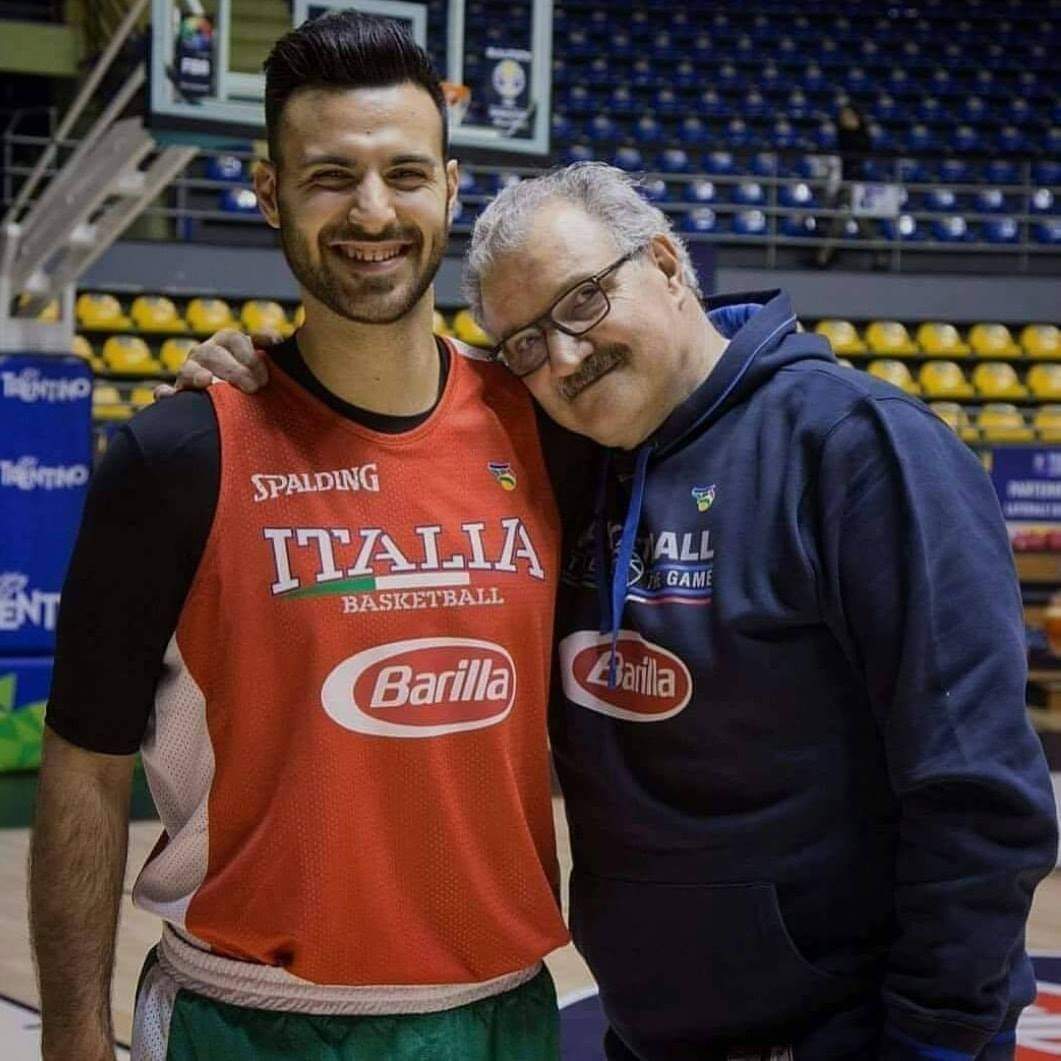 PipuCuore's tweet photo. Tanti auguri di buon compleanno ad una bandiera del basket italiano.
Buon compleanno a coach Meo Sacchetti, l'allenatore che ha riportato l'Italia alle olimpiadi dopo 17 anni di assenza. 

#MeoSacchetti #BAFFOLIMPICO #BaffoRules #BaffoNazionale #ItalBasket #NothingButAzzurri https://t.co/DnKFFH9LQI