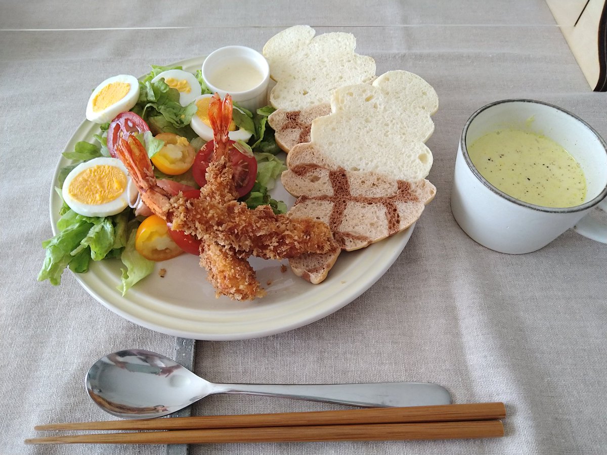 millmill11's tweet photo. おのえさん、オヒッツです。昨日、習って作ったソフトクリームのイラストパンです。
今日の朝ごはんです。おのえさんの声も、オンエアの曲も、パンと一緒に美味しくいただきま～す。#おのえ765 https://t.co/sxlTGRVG40