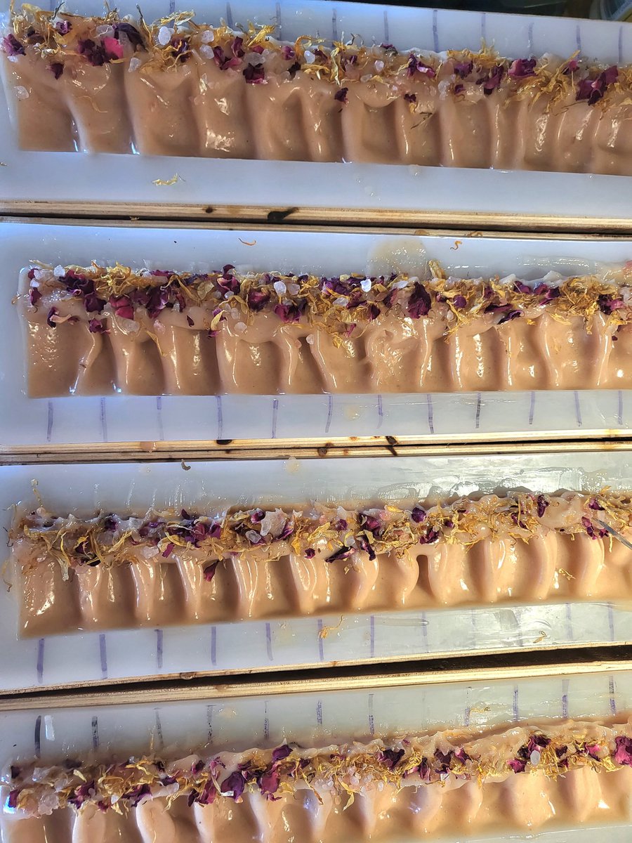 VerdantSoapery's tweet photo. Pink Himalayan salt bars- luxurious creamy lather & are super long lasting! Full of goodies- orange, lavender & patchouli essential oils,pink clay and topped with calendula & rose petals! #vegansoap #naturalsoap #handmadesoapuk #saltbar #coconutoilsoap #EssentialOilSoap https://t.co/EvLXqTYy1v