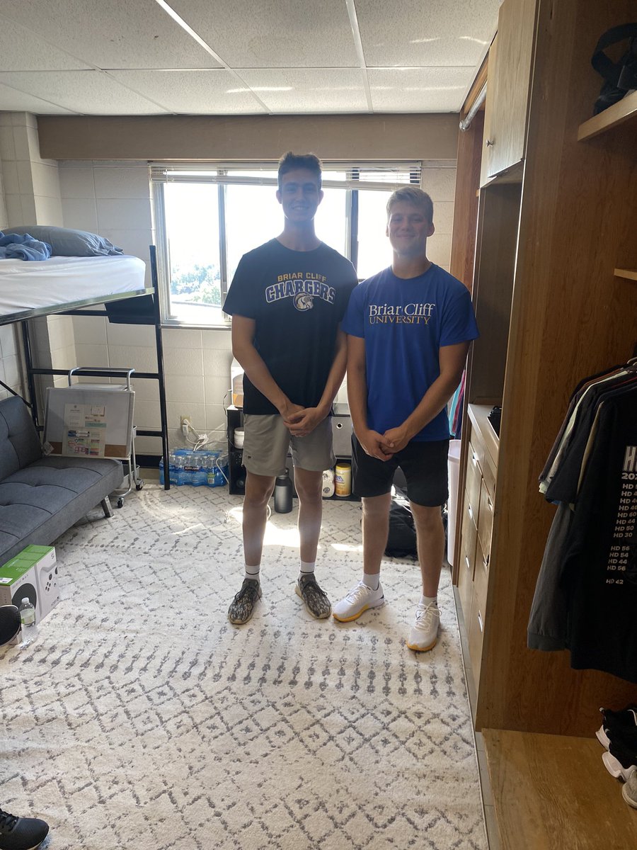 ‼️𝐅𝐑𝐄𝐒𝐇𝐌𝐄𝐍 𝐌𝐎𝐕𝐄-𝐈𝐍 𝐃𝐀𝐘‼️

Excited to have all our newcomers on campus today!! They had some solid helpers moving in today too 💪

#UnfinishedBusiness
#RaveOn