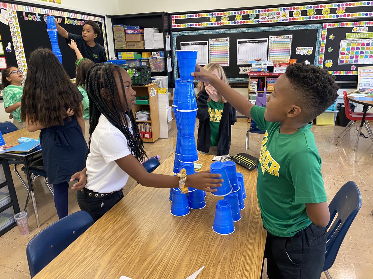 KramerDISD's tweet photo. 4th grade is working on their team building, decision making, and IB approaches to learning skills in @ms_pyp’s math and science class. #whocanib #communication #thinking #social #selfmgmt #research https://t.co/XWktGs4SCy