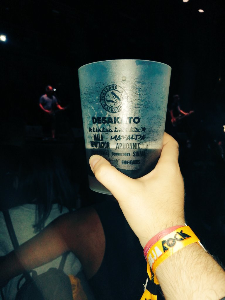 usuaria____'s tweet photo. la vida de festi la vida mejor #abejarock https://t.co/ykOa1wCvVk